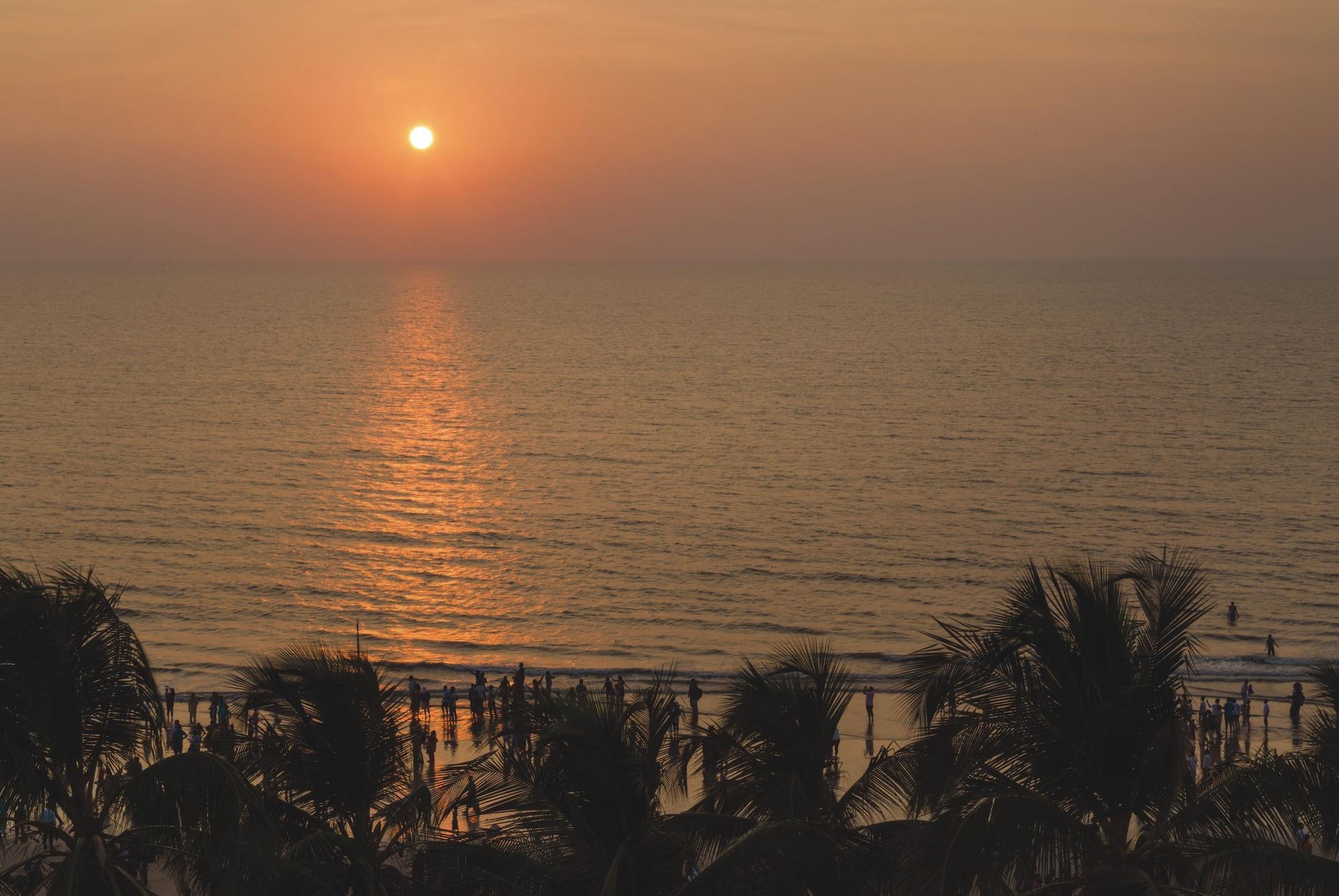 Ramada Plaza By Wyndham Palm Grove Hotel Mumbai Kültér fotó Sunset at Marina Beach