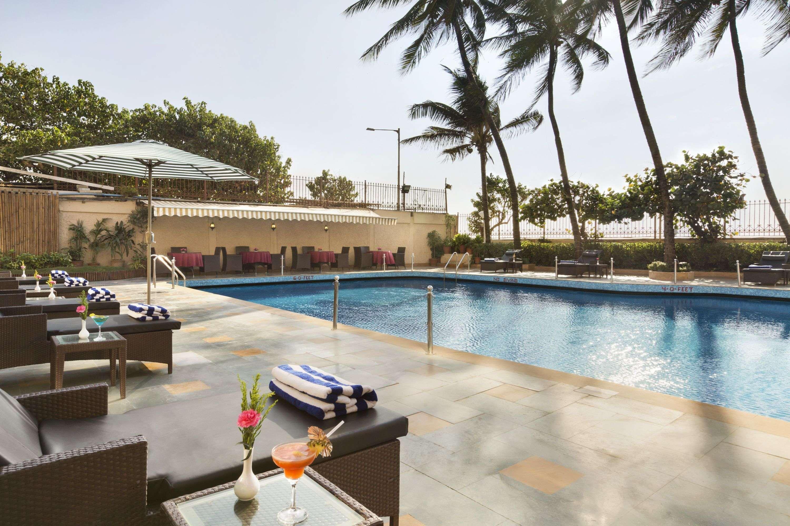 Ramada Plaza By Wyndham Palm Grove Hotel Mumbai Kültér fotó Pool at the Taj Mahal Palace