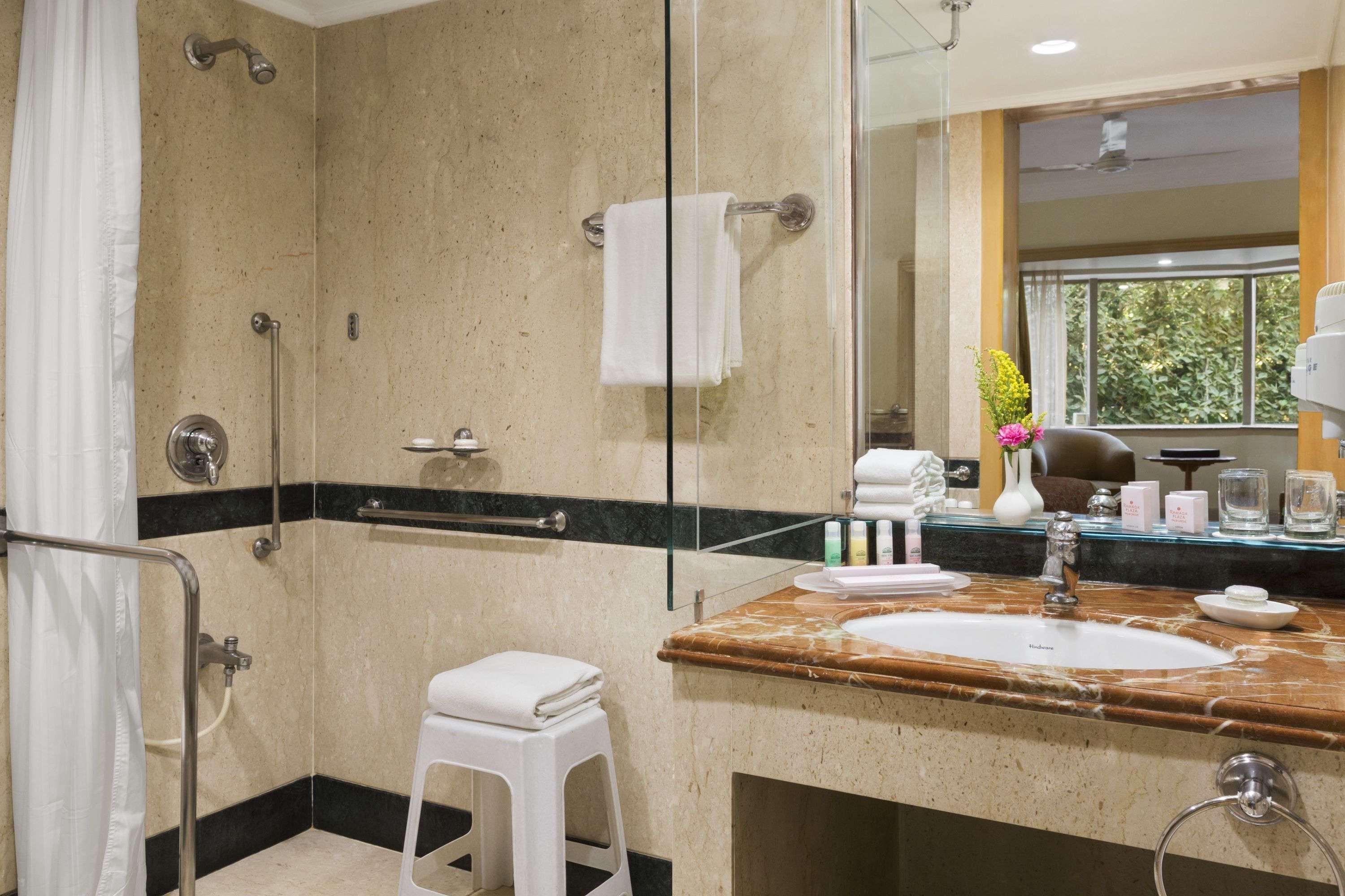Ramada Plaza By Wyndham Palm Grove Hotel Mumbai Kültér fotó Bathroom