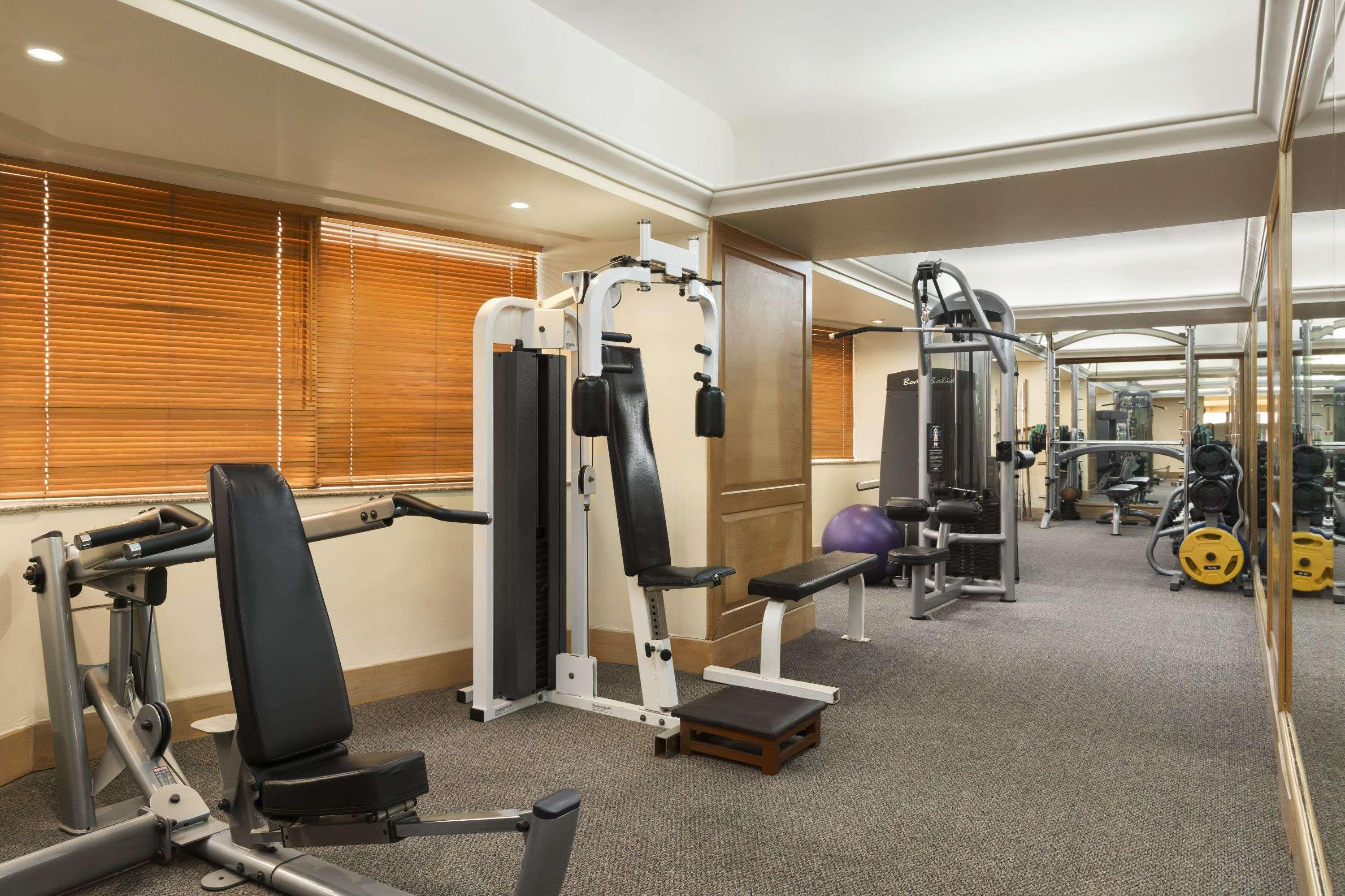 Ramada Plaza By Wyndham Palm Grove Hotel Mumbai Kültér fotó The gym at the hotel