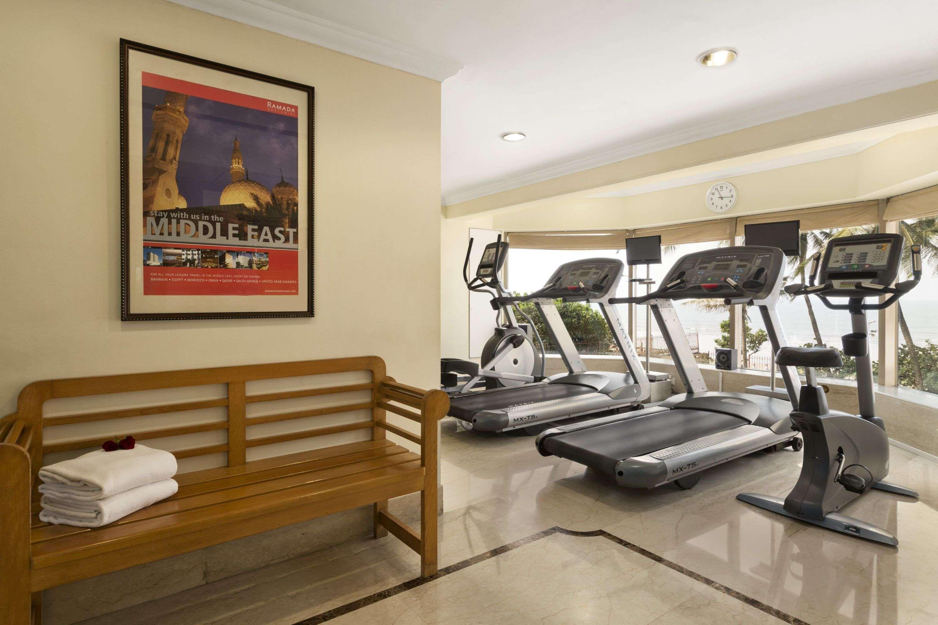 Ramada Plaza By Wyndham Palm Grove Hotel Mumbai Kültér fotó The gym at the hotel