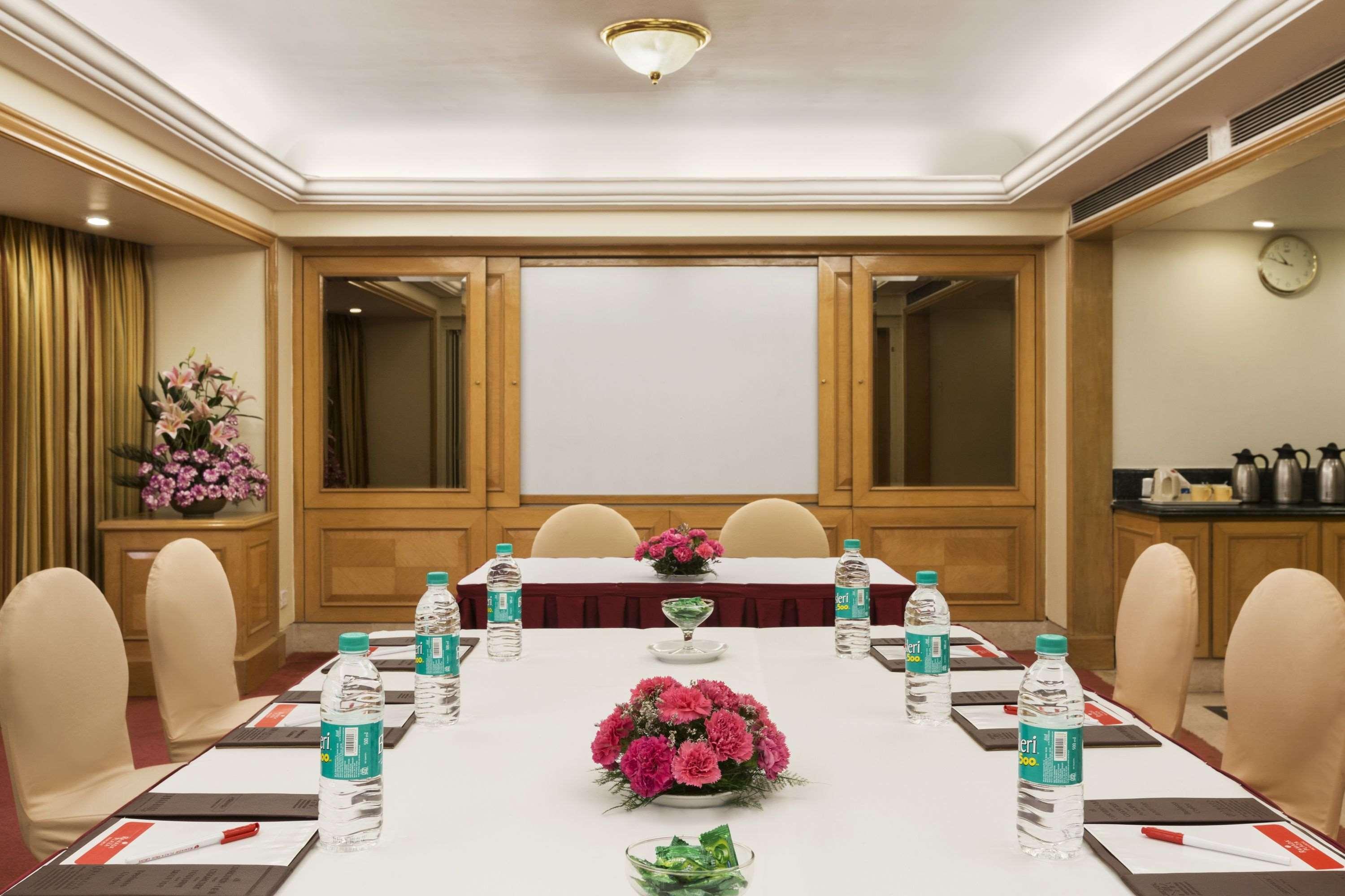 Ramada Plaza By Wyndham Palm Grove Hotel Mumbai Kültér fotó Boardroom at the Taj Bengal