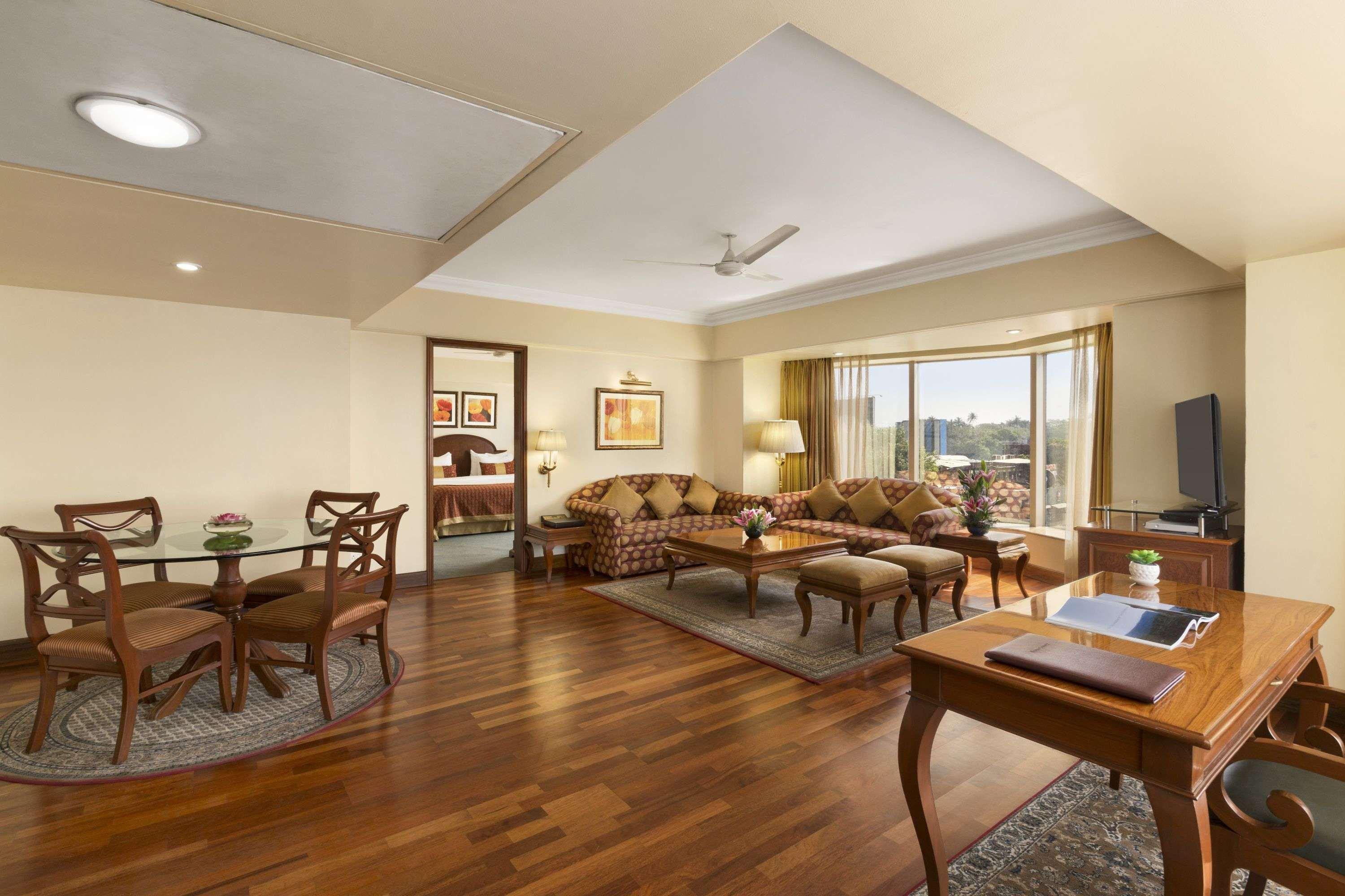 Ramada Plaza By Wyndham Palm Grove Hotel Mumbai Kültér fotó Suite at the Taj Bengal