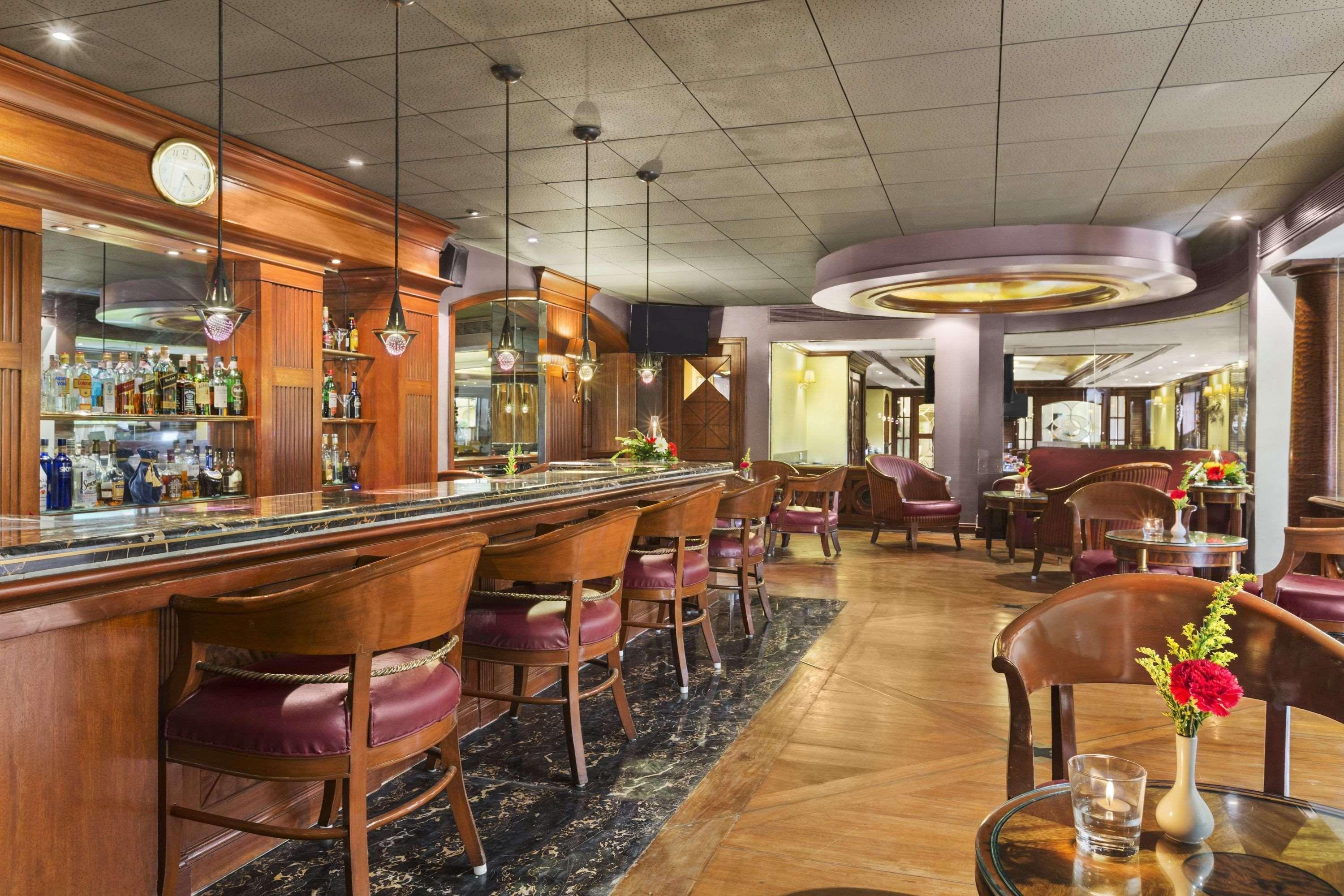 Ramada Plaza By Wyndham Palm Grove Hotel Mumbai Kültér fotó The bar at the restaurant