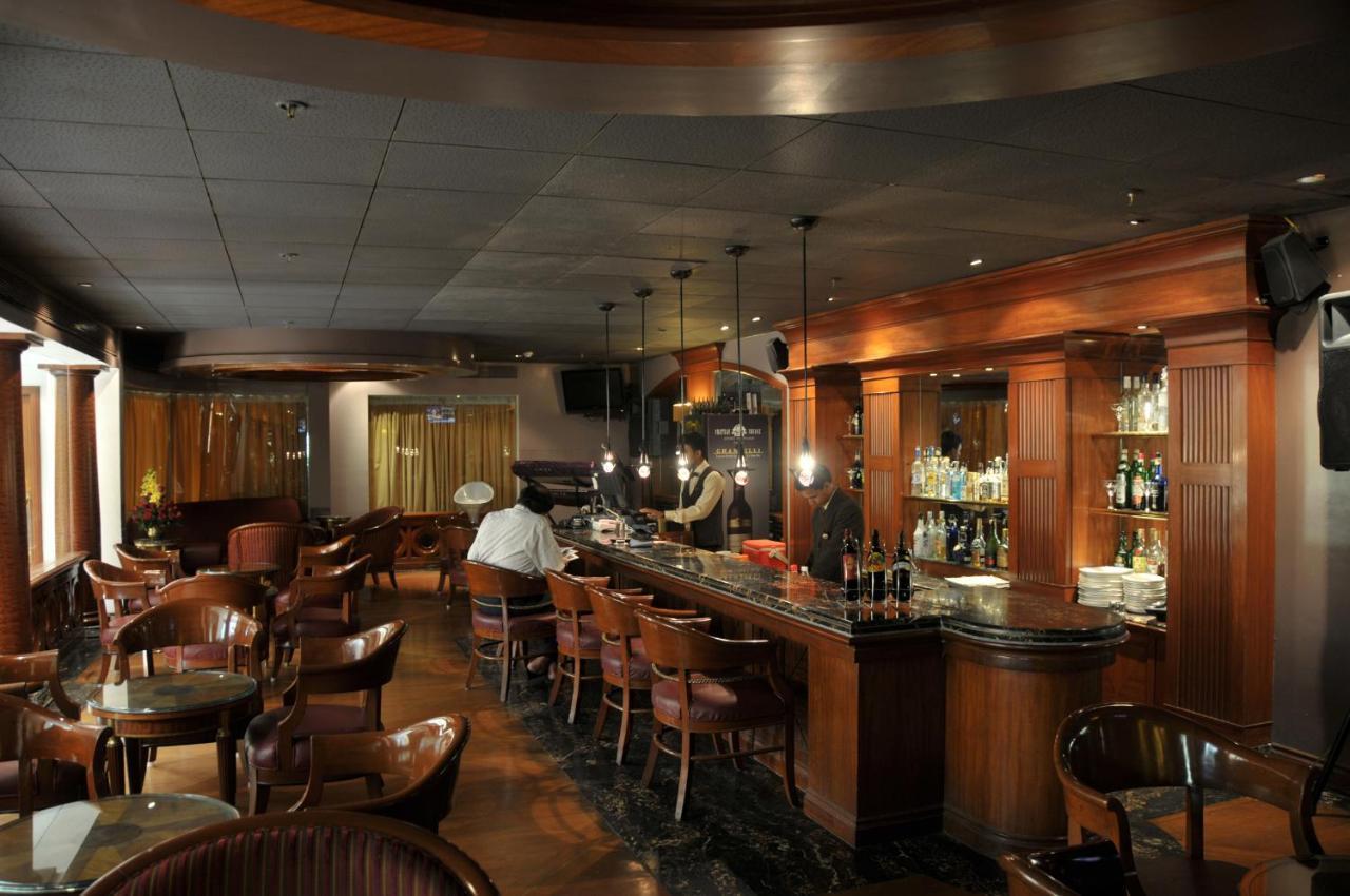 Ramada Plaza By Wyndham Palm Grove Hotel Mumbai Kültér fotó The bar at the 1905