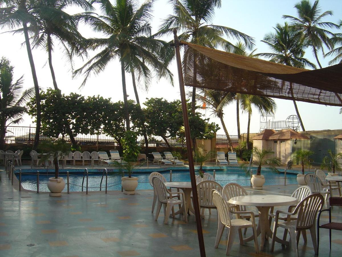 Ramada Plaza By Wyndham Palm Grove Hotel Mumbai Kültér fotó The pool at the hotel