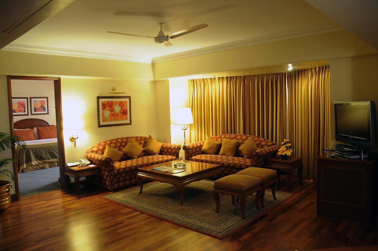 Ramada Plaza By Wyndham Palm Grove Hotel Mumbai Kültér fotó A living room in a suite at the Taj Mahal Palace, Mumbai