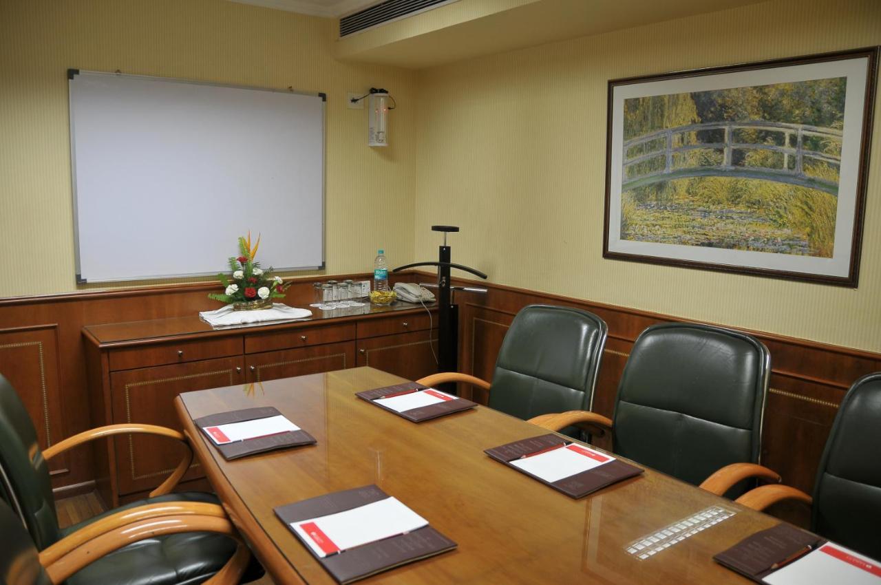 Ramada Plaza By Wyndham Palm Grove Hotel Mumbai Kültér fotó A meeting room at the hotel