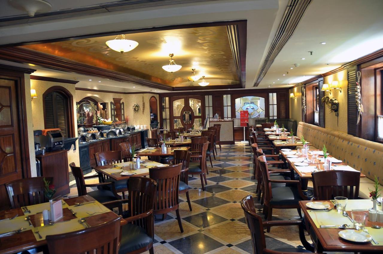 Ramada Plaza By Wyndham Palm Grove Hotel Mumbai Kültér fotó The interior of the restaurant