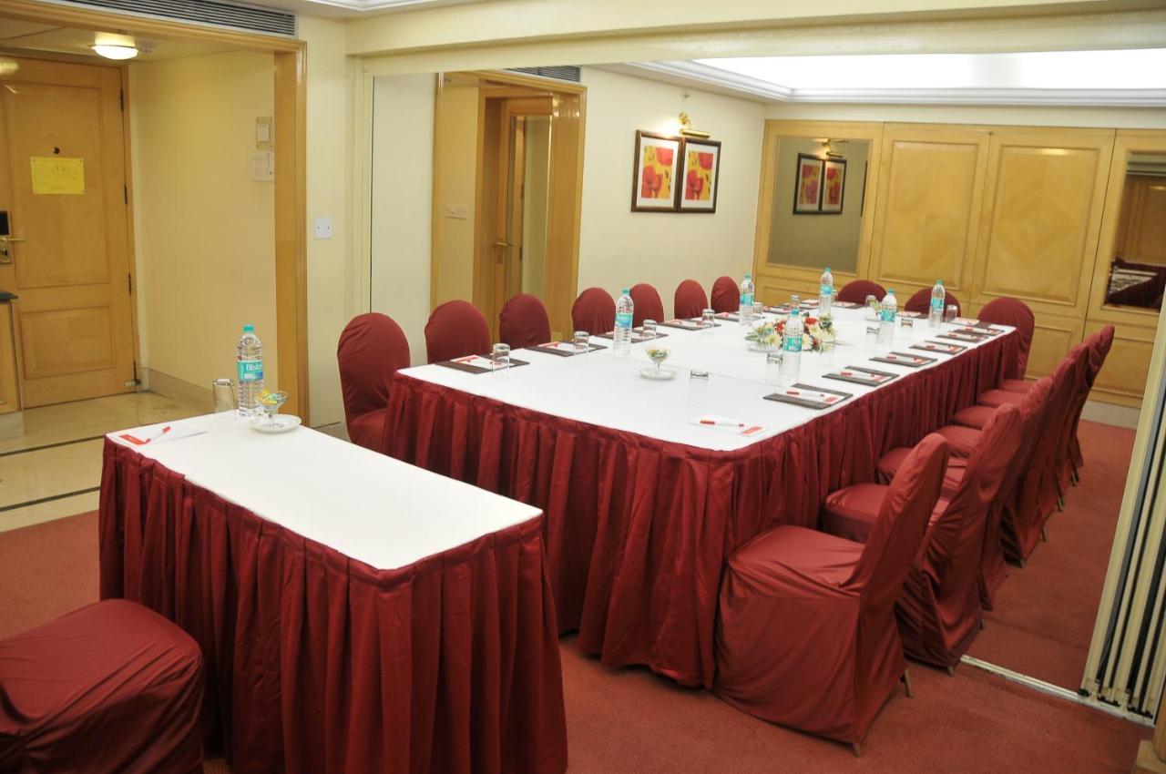 Ramada Plaza By Wyndham Palm Grove Hotel Mumbai Kültér fotó A meeting room at a hotel