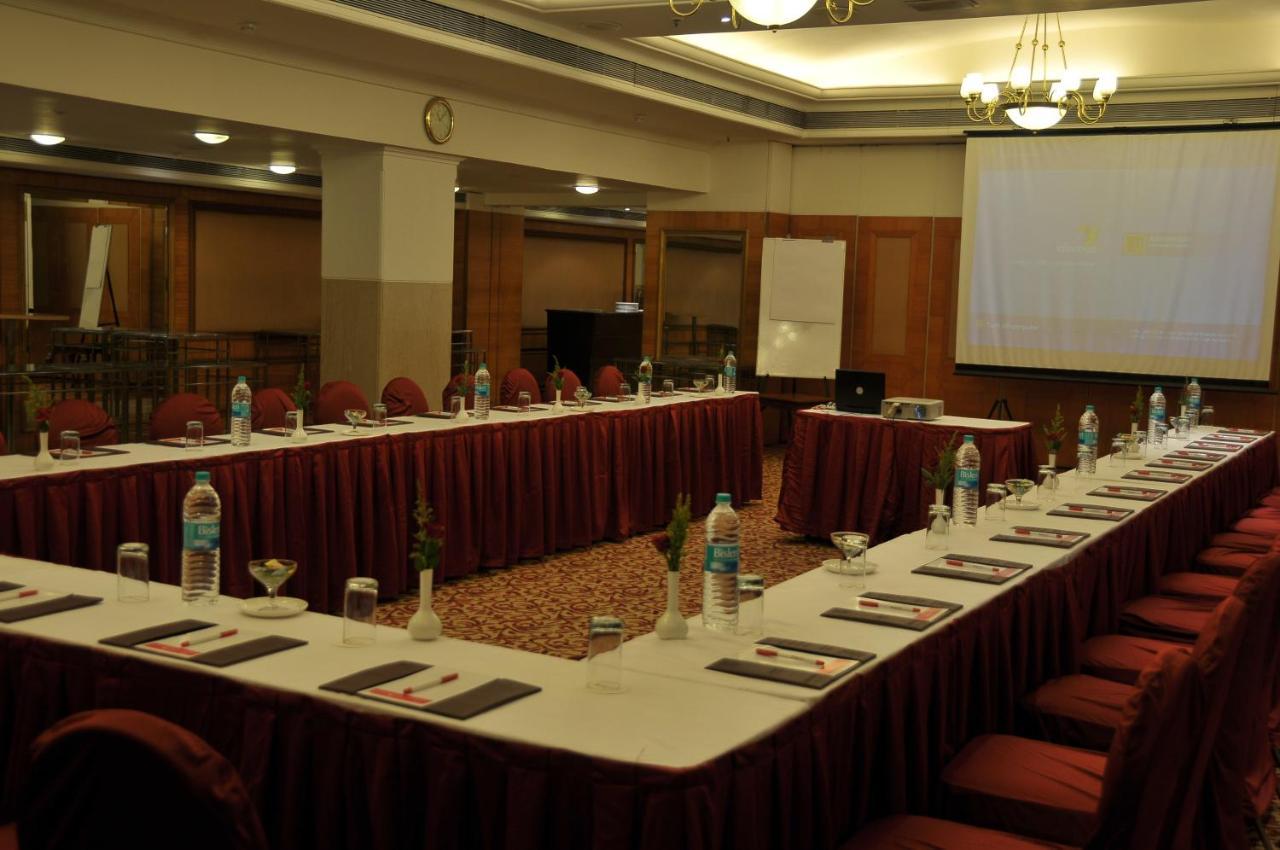Ramada Plaza By Wyndham Palm Grove Hotel Mumbai Kültér fotó A meeting room at a hotel