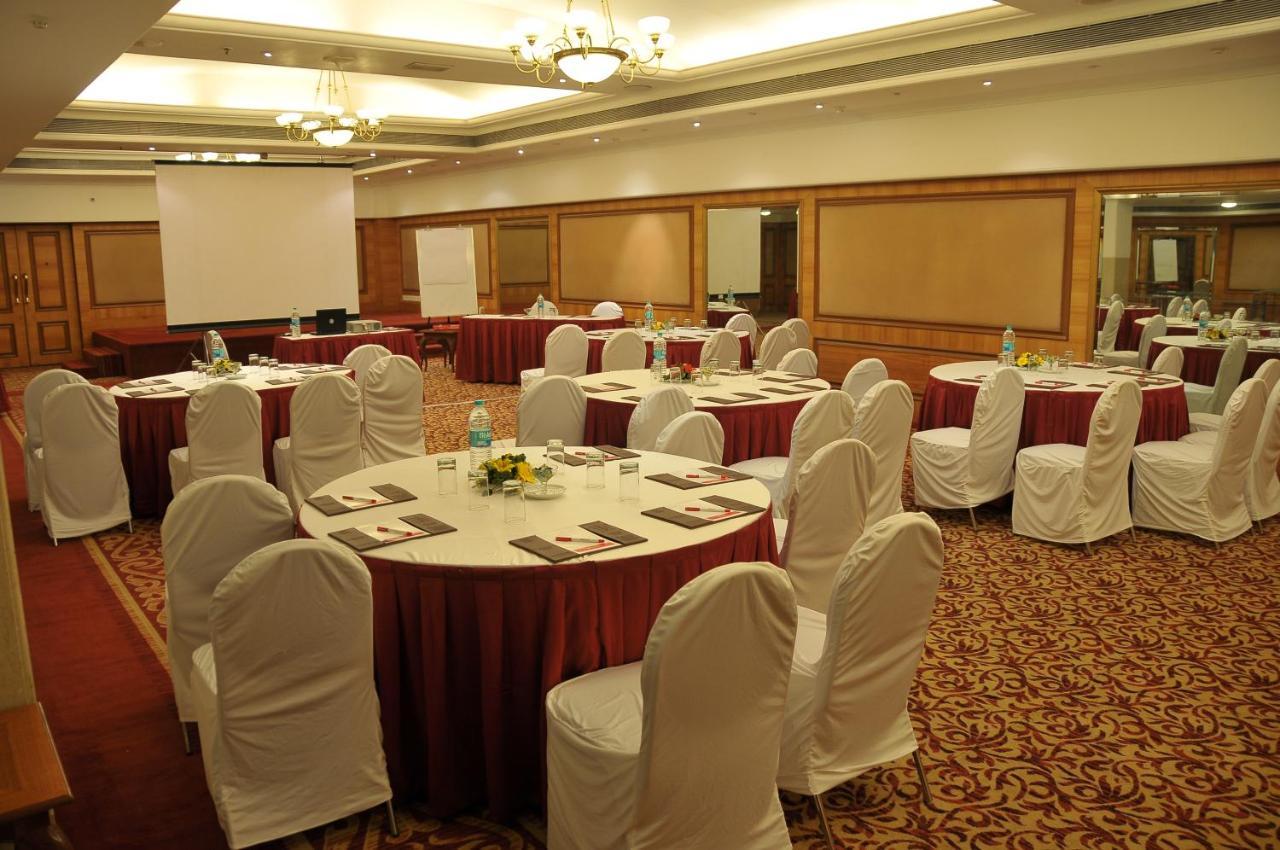 Ramada Plaza By Wyndham Palm Grove Hotel Mumbai Kültér fotó A meeting room at a hotel