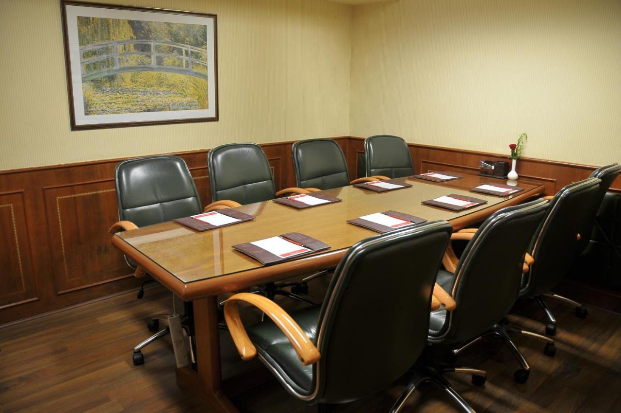 Ramada Plaza By Wyndham Palm Grove Hotel Mumbai Kültér fotó A boardroom