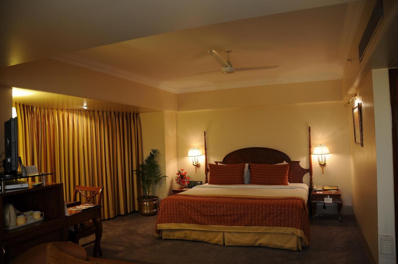 Ramada Plaza By Wyndham Palm Grove Hotel Mumbai Kültér fotó A room at the Taj Bengal