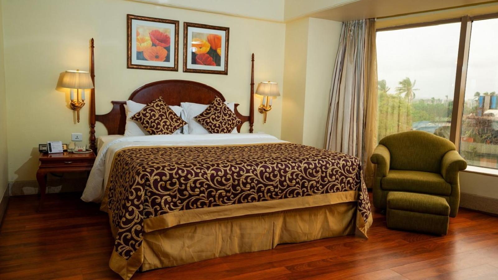 Ramada Plaza By Wyndham Palm Grove Hotel Mumbai Kültér fotó A bedroom at the hotel