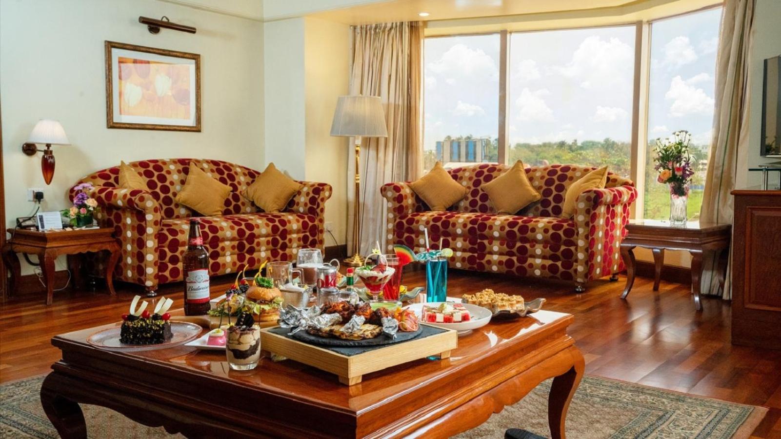 Ramada Plaza By Wyndham Palm Grove Hotel Mumbai Kültér fotó A living room in a suite at the Taj Bengal