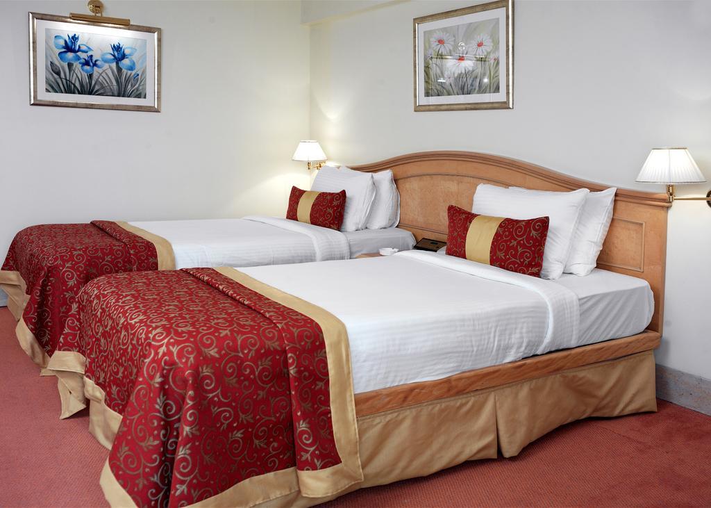 Ramada Plaza By Wyndham Palm Grove Hotel Mumbai Kültér fotó A guest room at the hotel