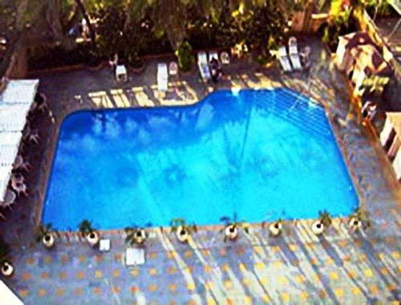 Ramada Plaza By Wyndham Palm Grove Hotel Mumbai Létesítmények fotó The pool at the Beverly Hills Hotel