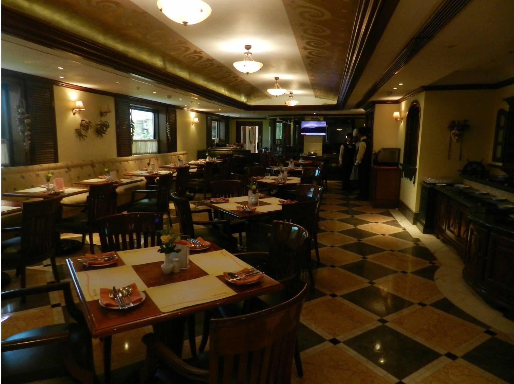 Ramada Plaza By Wyndham Palm Grove Hotel Mumbai Kültér fotó The interior of the restaurant
